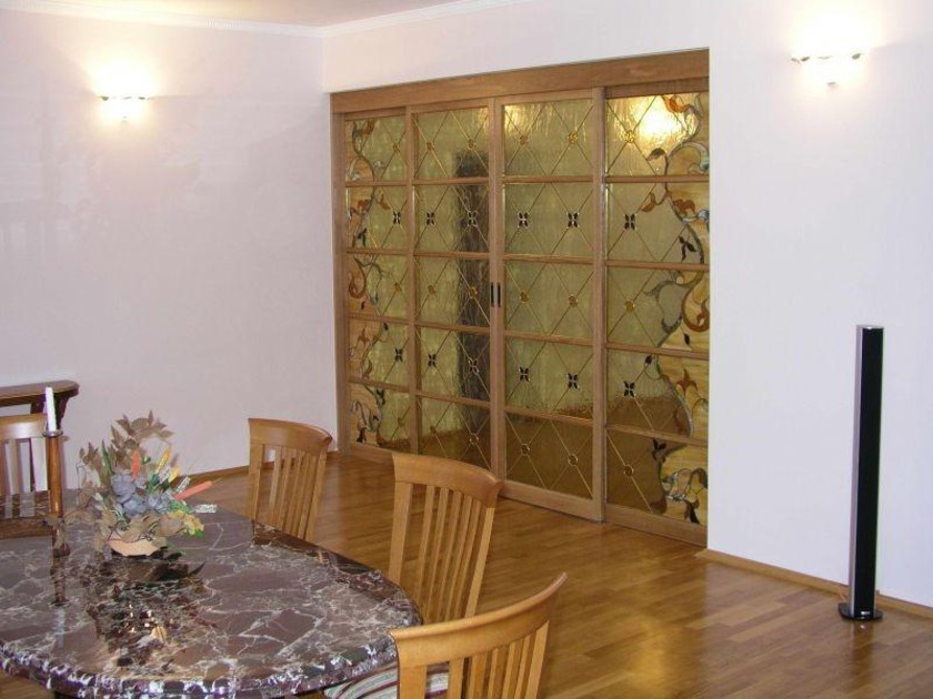 Перегородка для гостиной с цветным стеклом и декоративными вставками Сызрань