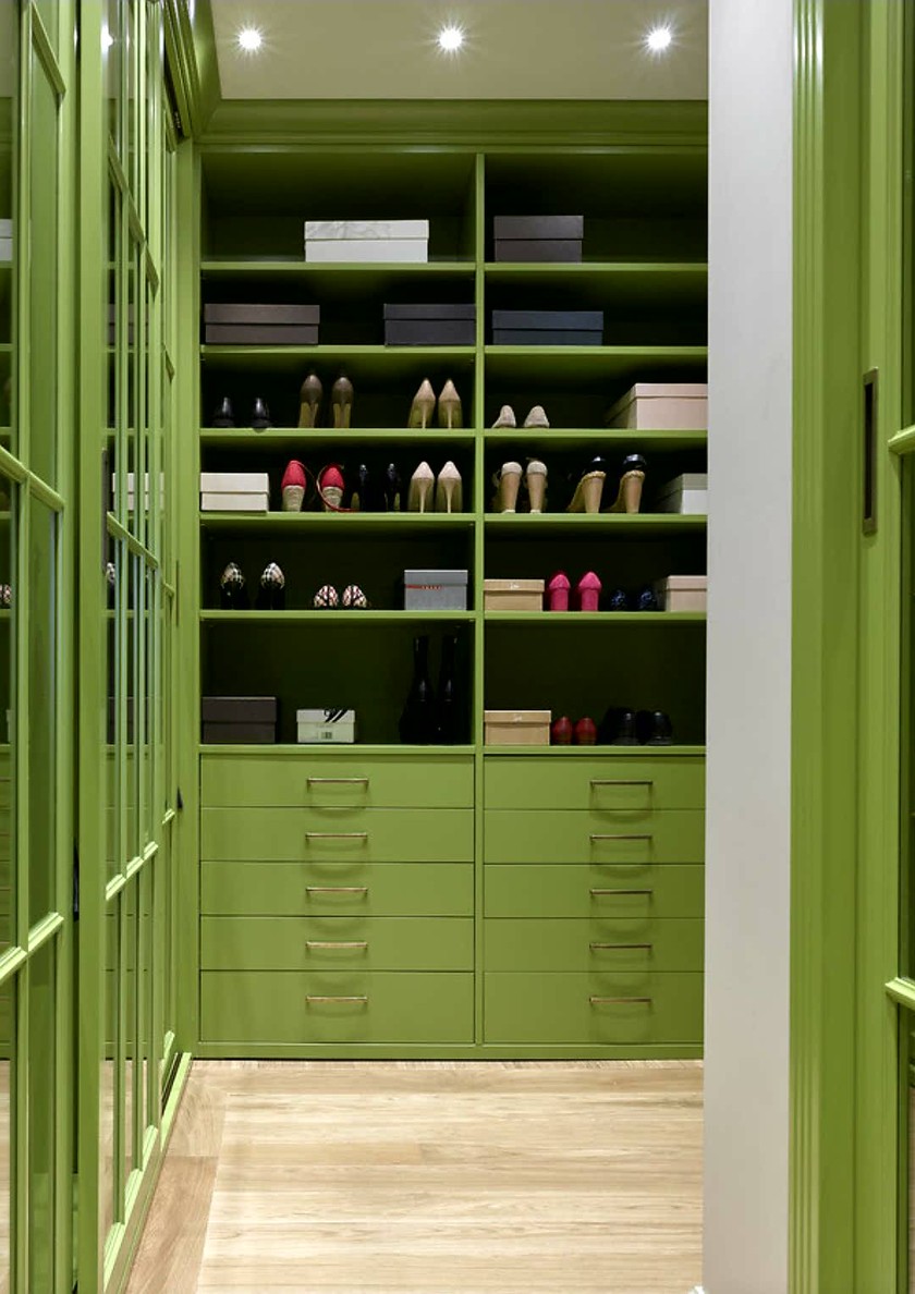 Г-образная гардеробная комната в зеленом цвете Сызрань