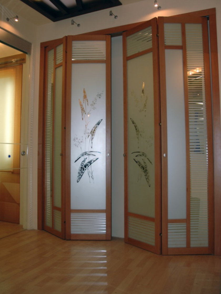 Широкие двери гармошка с матовым стеклом и рисунком Сызрань