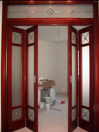 Дверь гармошка с декоративными стеклянными вставками Сызрань