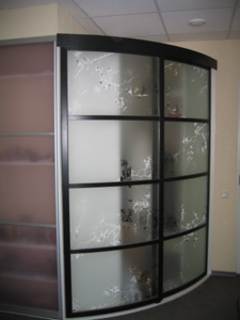 Шкаф купе радиусный с рисунком на стекле Сызрань
